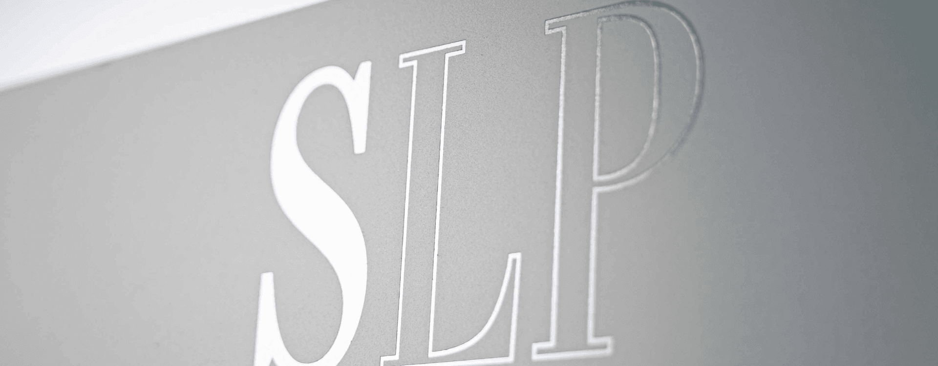 Logo der SLP Personalberatung auf einer matten Scheibe
