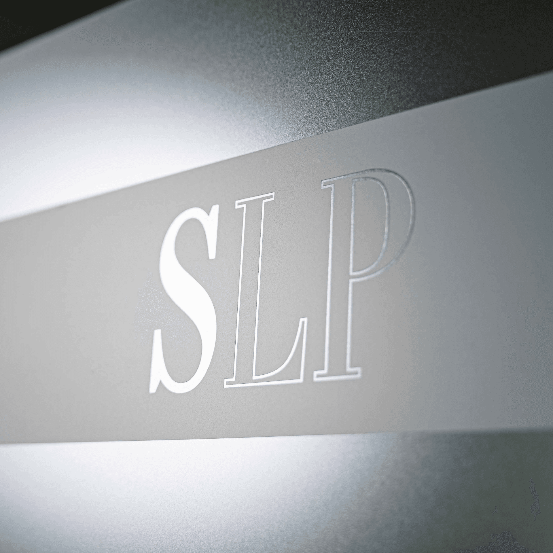 SLP Akademie – SLP Personalberatung Logo der SLP Personalberatung auf einer matten Scheibe